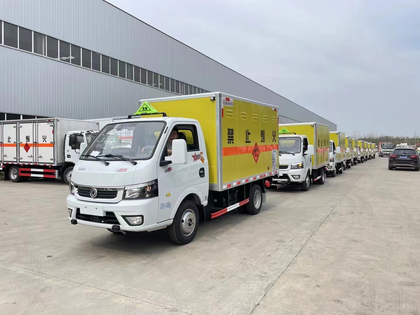 東風途逸2噸藍牌炸藥車