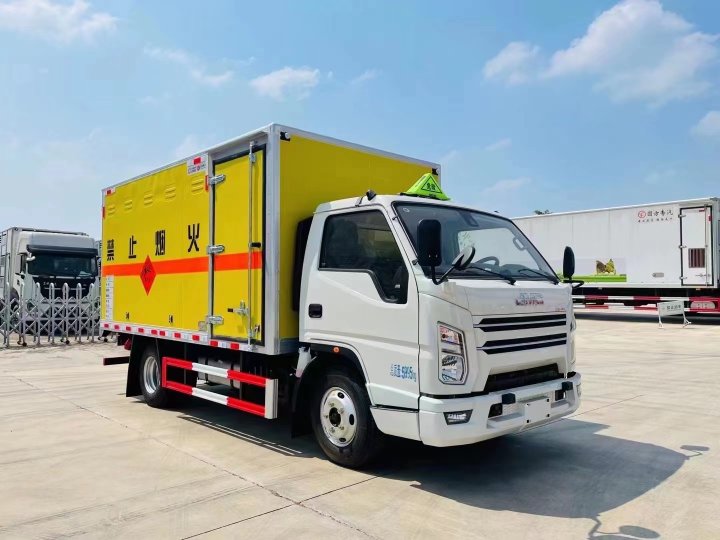 江鈴順達(dá)黃牌2.4噸爆破器材運(yùn)輸車
