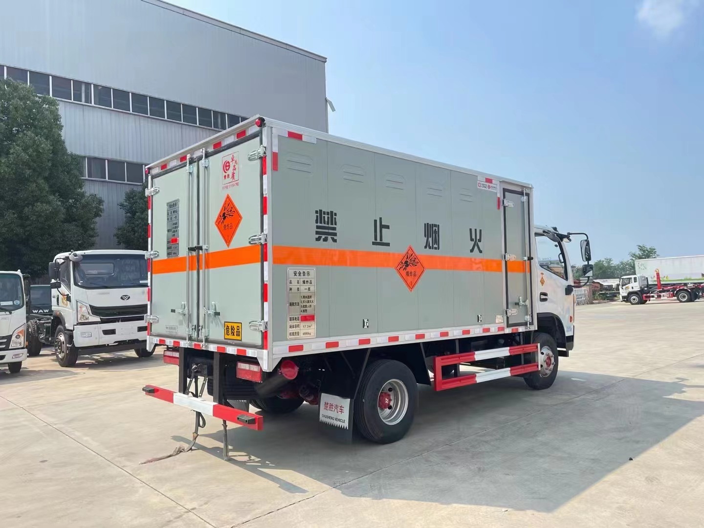 東風多利卡5噸爆破器材運輸車