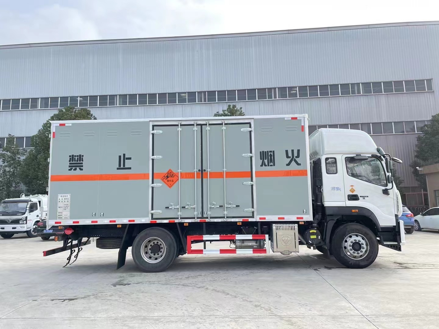 福田歐航10噸炸藥車高頂雙臥爆破車/