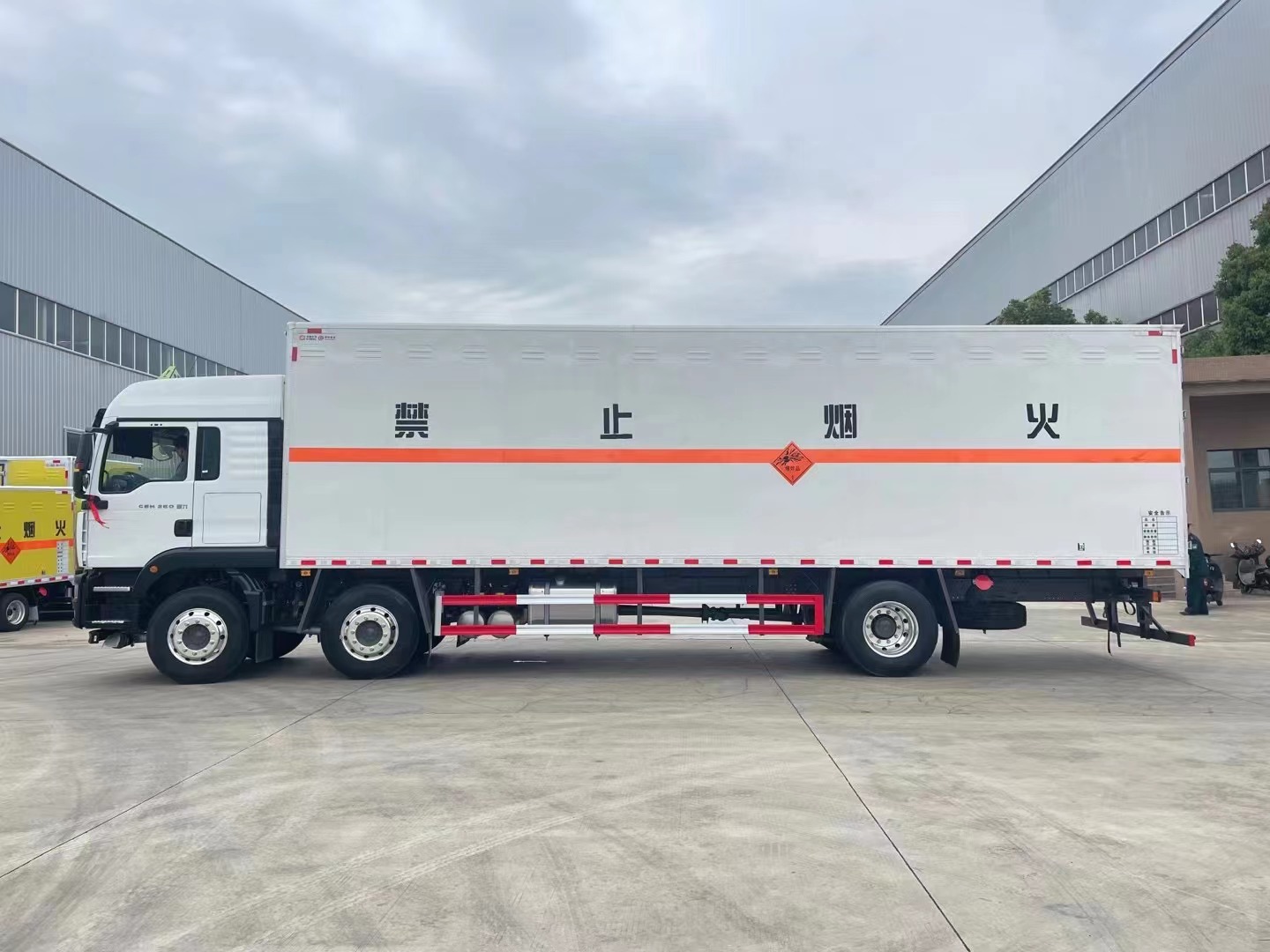 重汽汕德卡9.6米煙花爆竹運(yùn)輸車