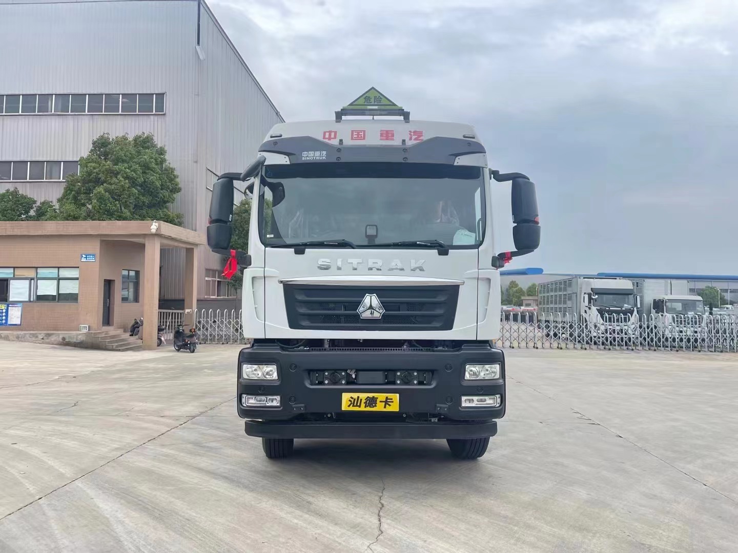 重汽汕德卡9.6米煙花爆竹運(yùn)輸車