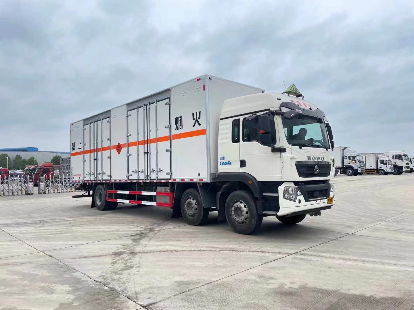 重汽豪沃9.6米煙花炮竹運輸車