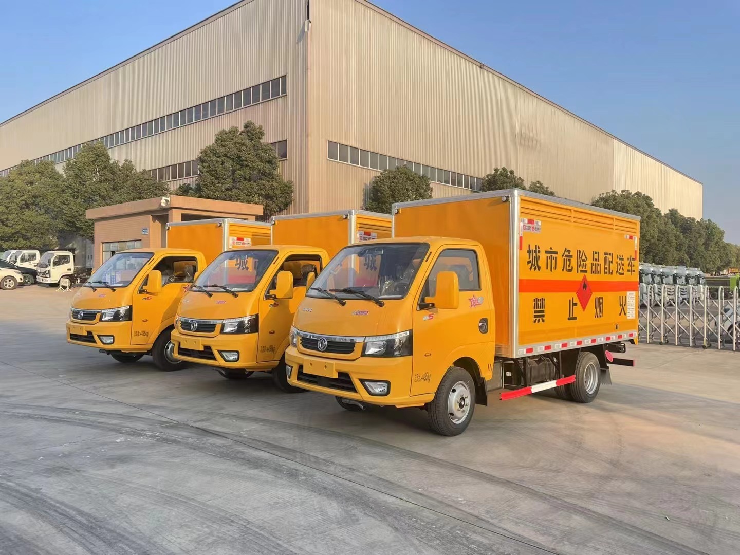 東風途逸柴油版3.8米易燃氣體廂式運輸車