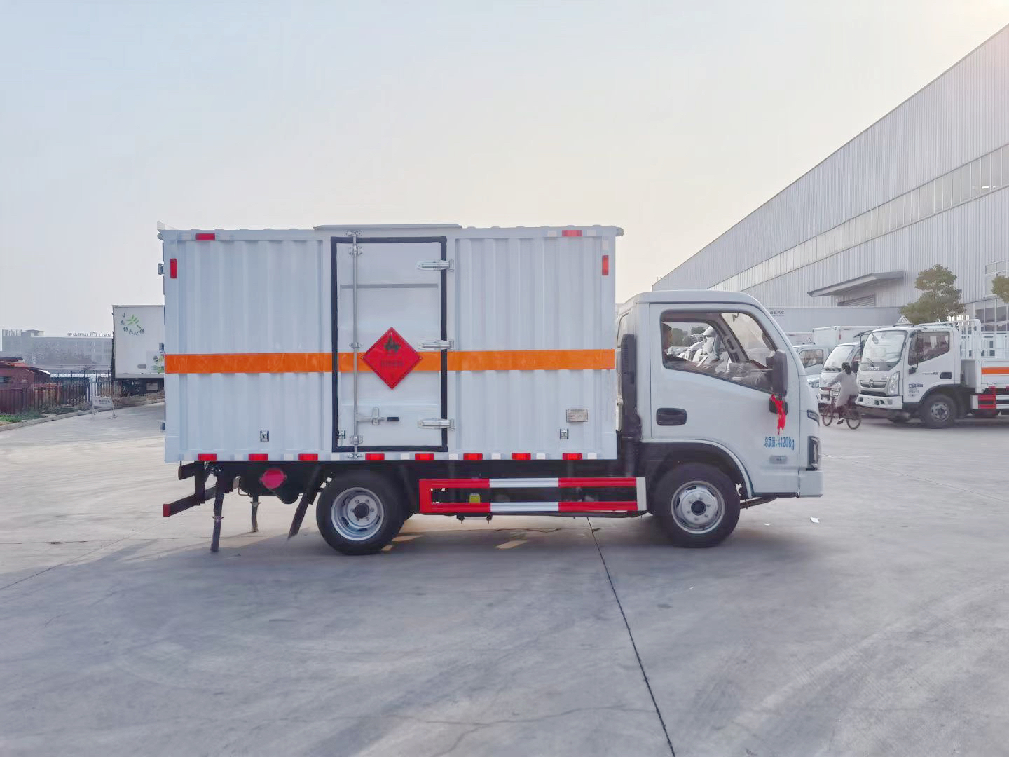 躍進(jìn)S80柴油版3.4米易燃?xì)怏w廂式運(yùn)輸車