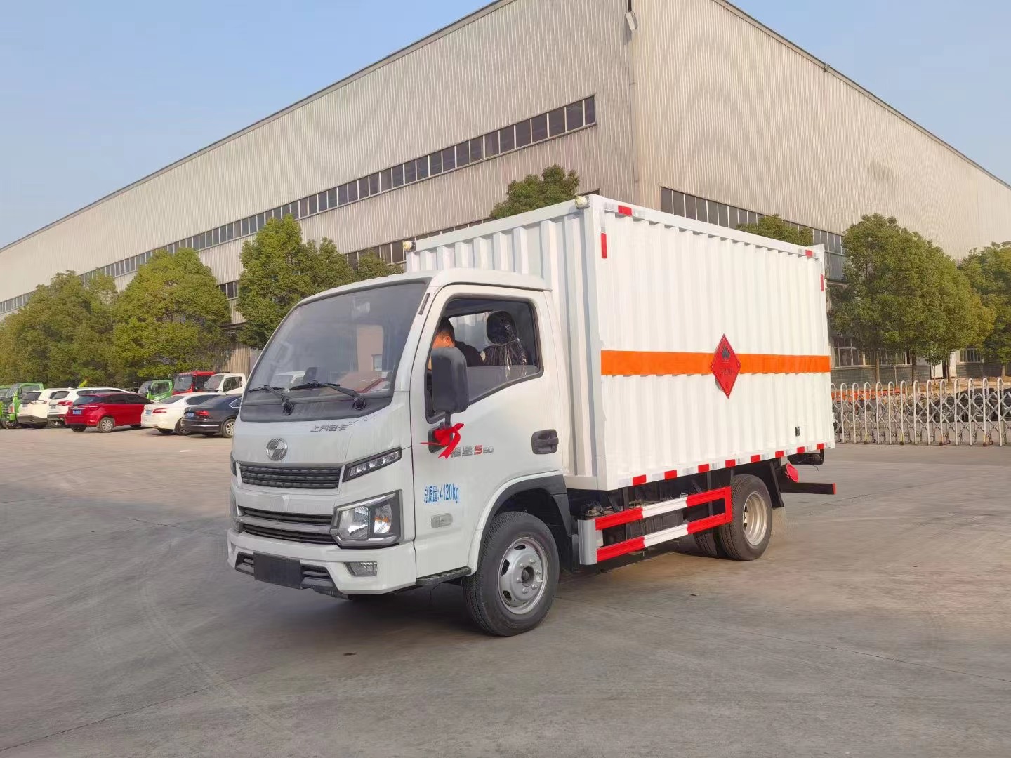 躍進(jìn)S80柴油版3.4米易燃?xì)怏w廂式運(yùn)輸車