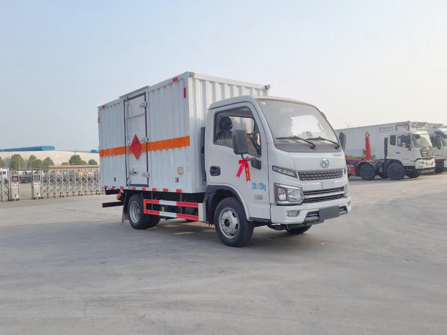 躍進(jìn)S80柴油版3.4米易燃?xì)怏w廂式運(yùn)輸車