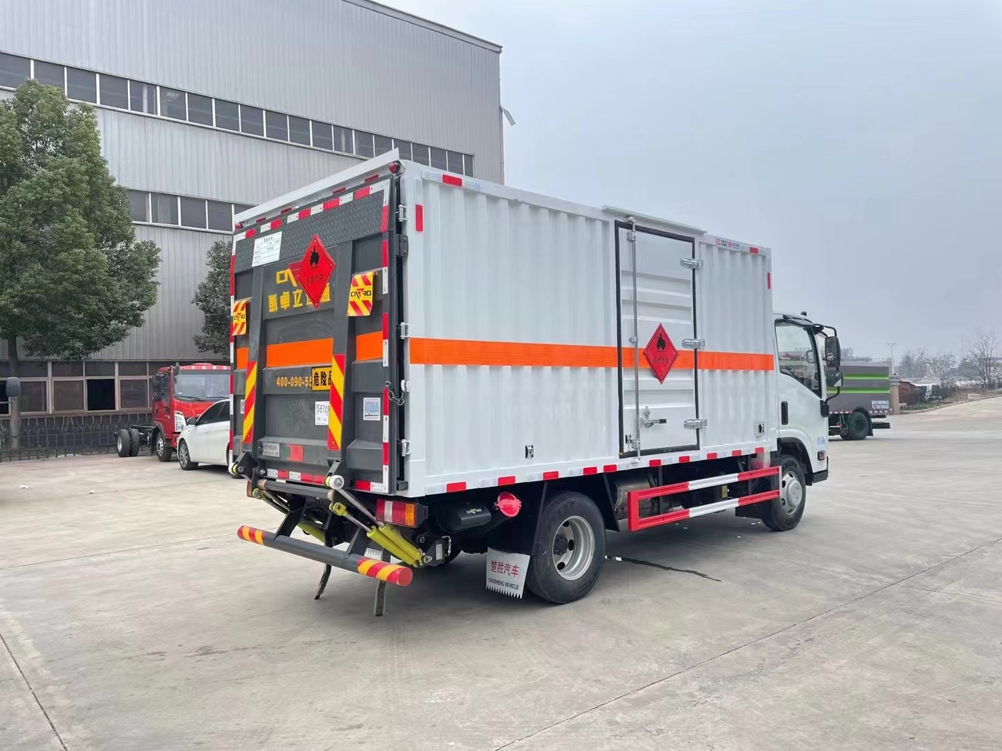 五十鈴藍(lán)牌4.15米1噸易燃?xì)怏w廂式運(yùn)輸車(chē)