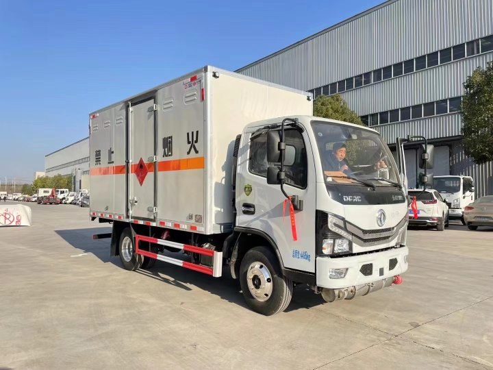 東風(fēng)多利卡4.1米易燃?xì)怏w廂式車