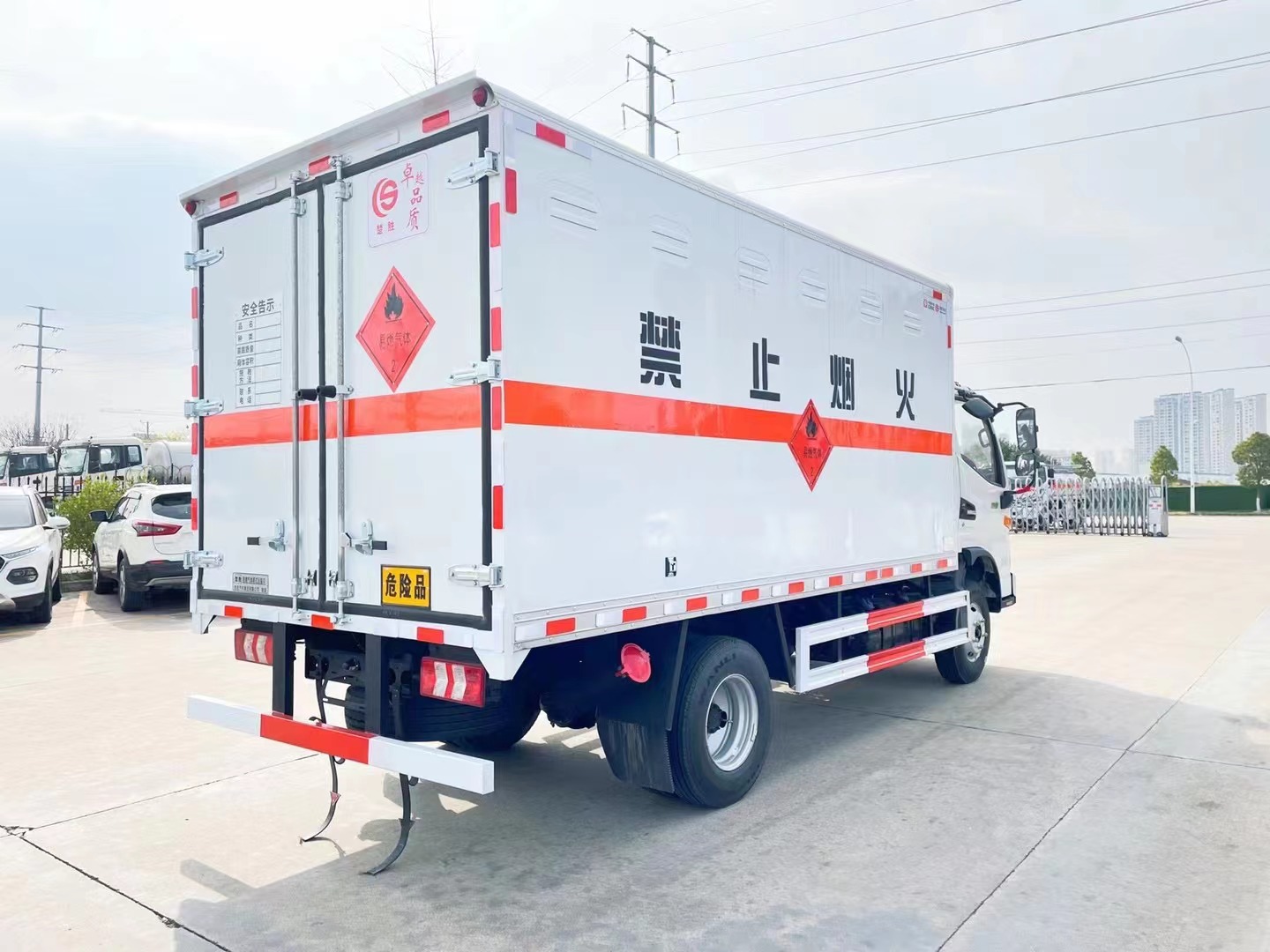 江淮駿鈴V5藍(lán)牌4.1米氣體廂式車(chē)