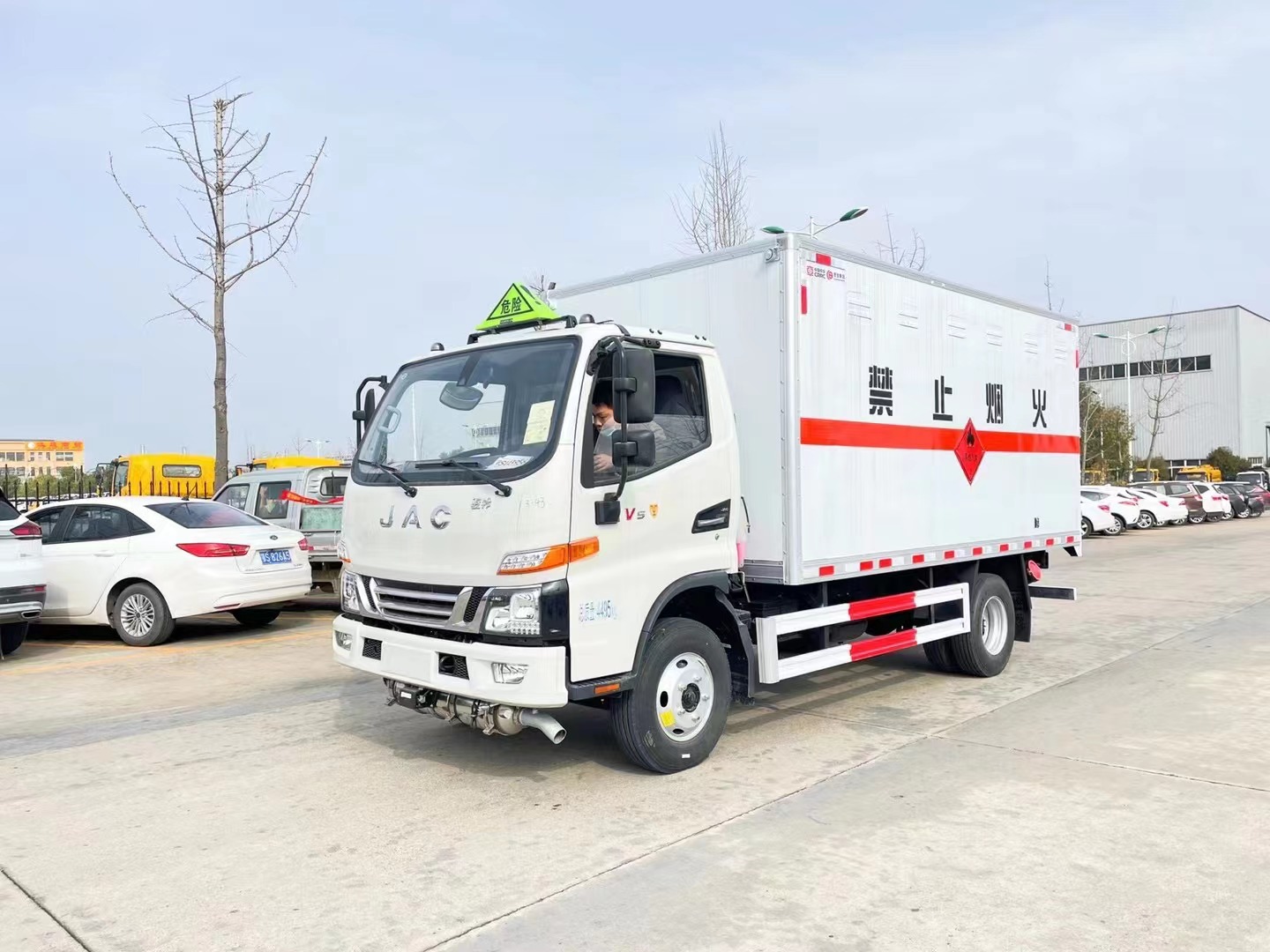 江淮駿鈴V5藍(lán)牌4.1米氣體廂式車(chē)