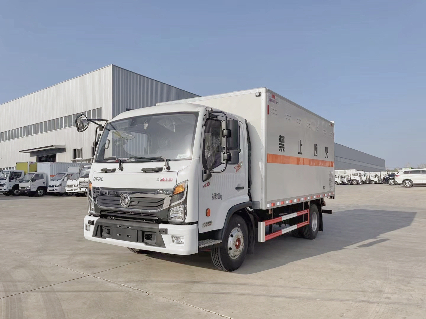 東風凱普特4.3米危險品廂式運輸車