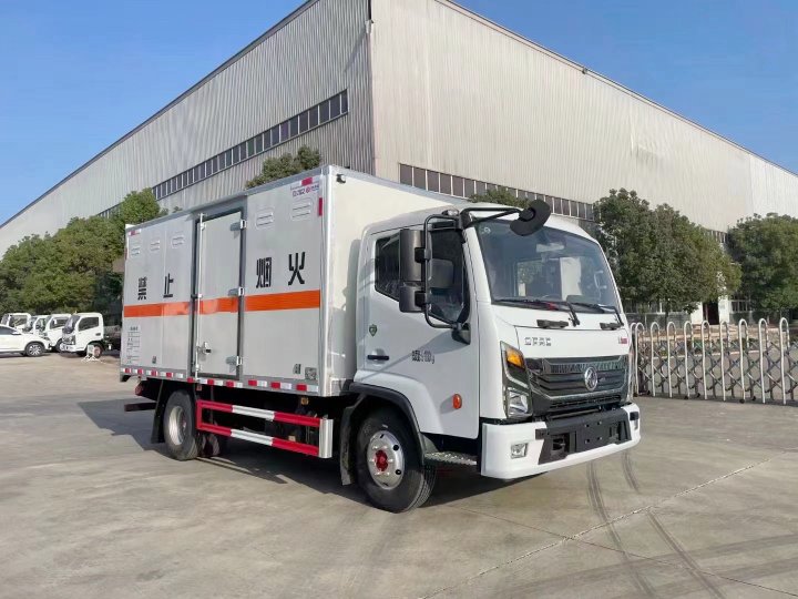 東風(fēng)凱普特4.3米危險(xiǎn)品廂式運(yùn)輸車