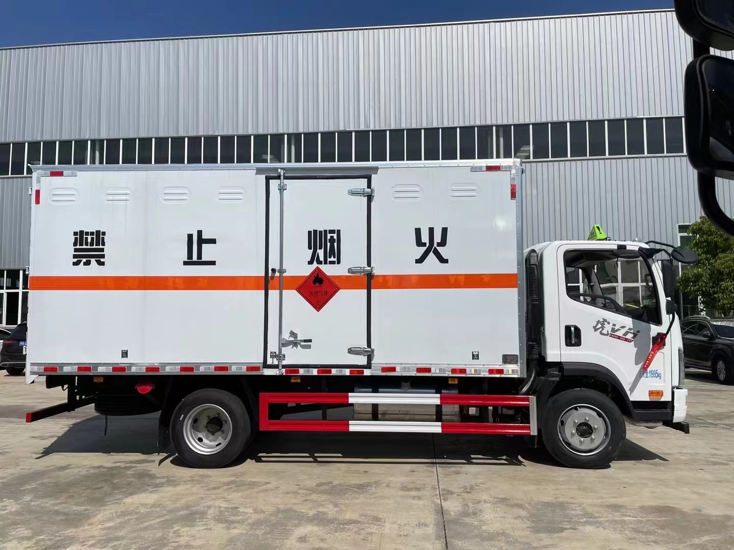 解放5.2米易燃?xì)怏w廂式運(yùn)輸車/液化氣運(yùn)輸車