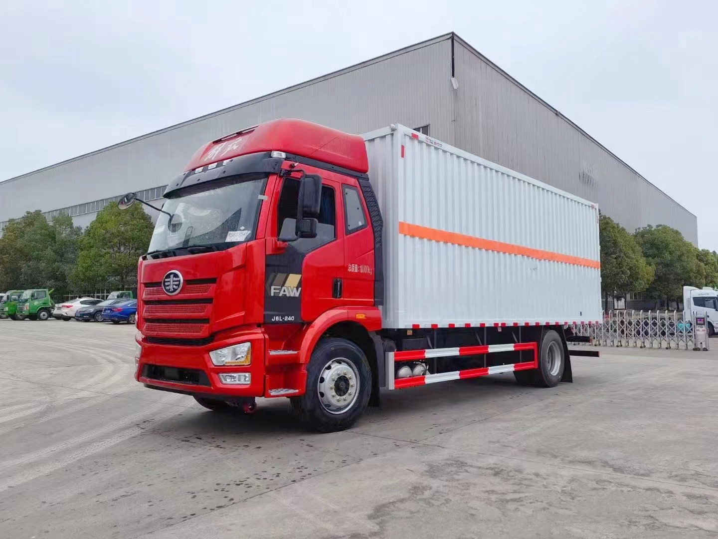 解放J6L黃牌7.6米氣體廂式車