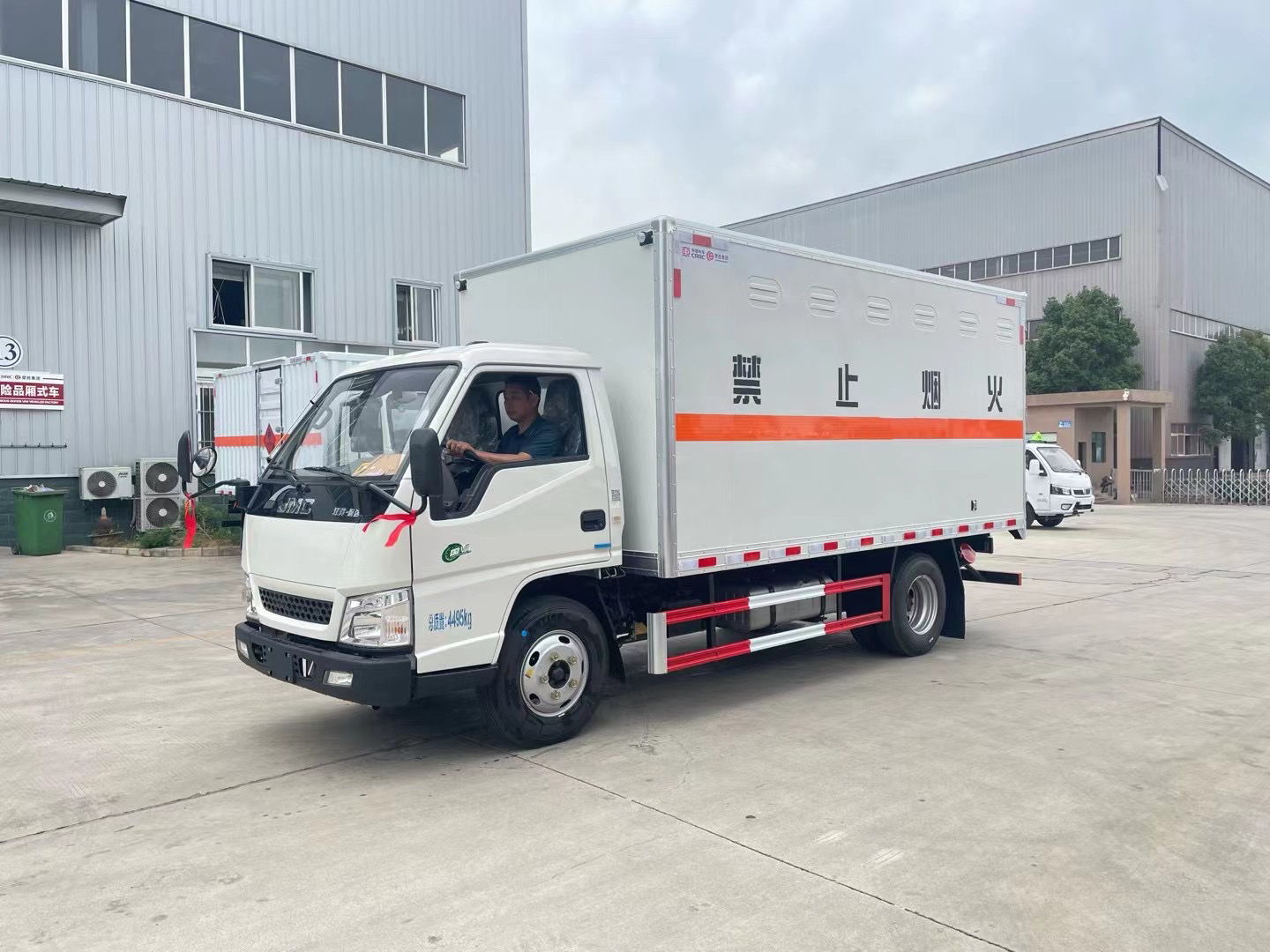 江鈴順達藍牌4.2米易燃液體廂式運輸車