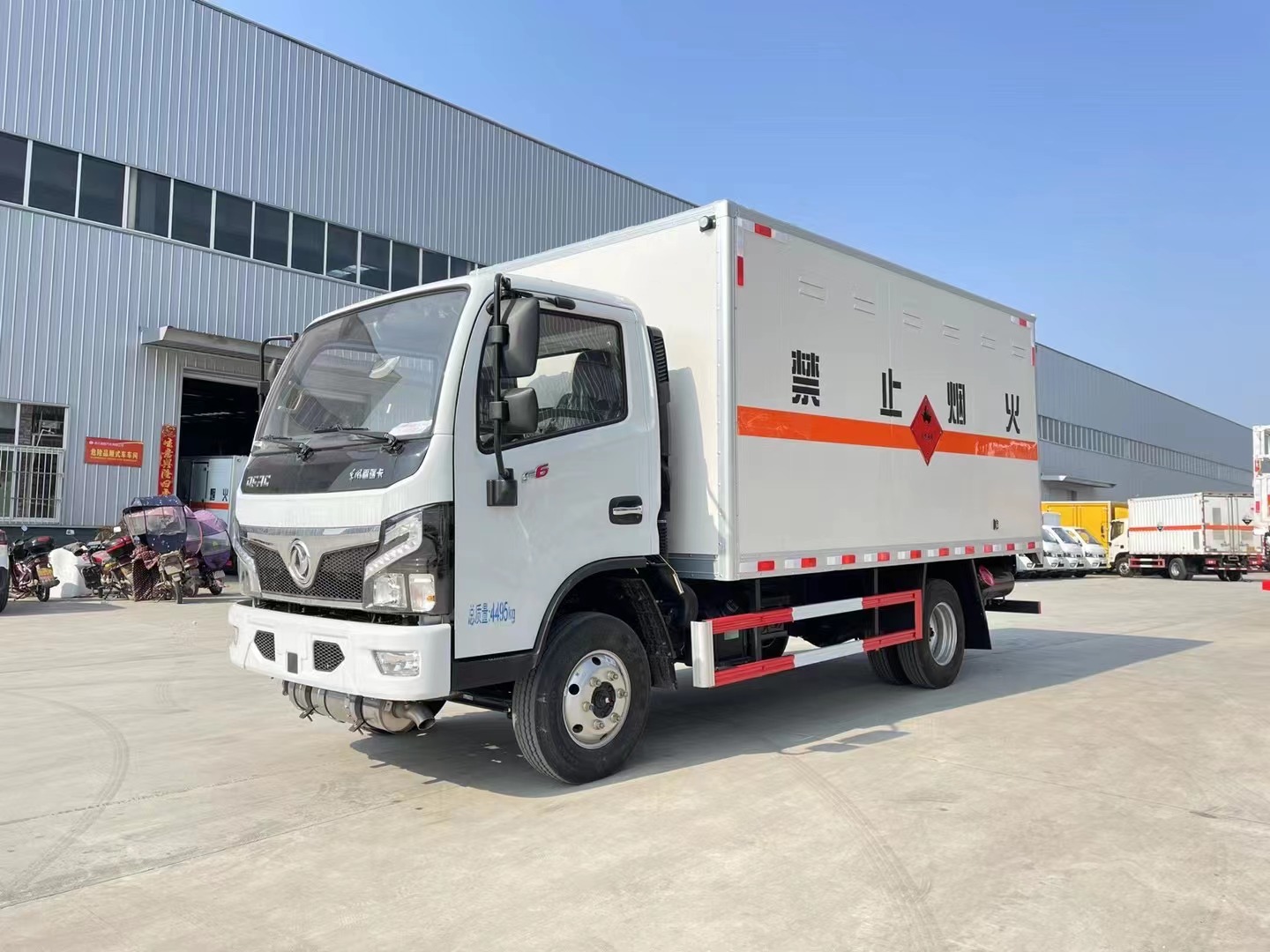 東風(fēng)多利卡藍(lán)牌液體廂式運(yùn)輸車