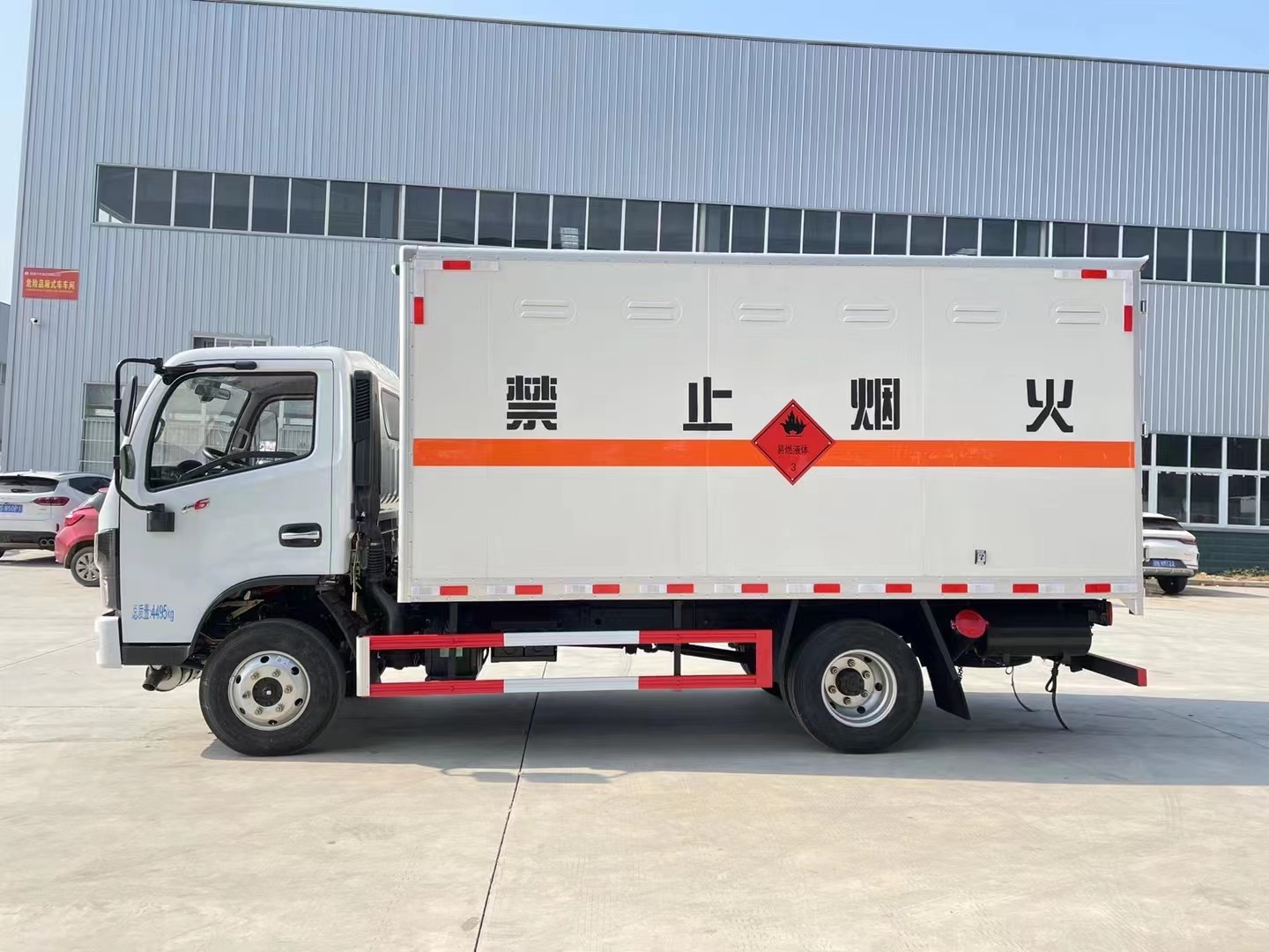 東風(fēng)多利卡藍(lán)牌液體廂式運(yùn)輸車