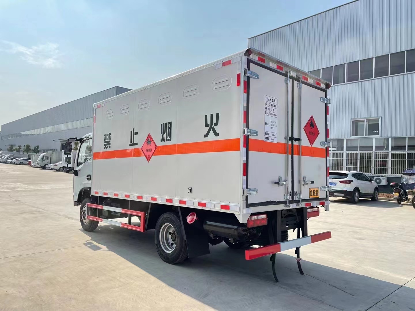 東風(fēng)多利卡藍(lán)牌液體廂式運(yùn)輸車