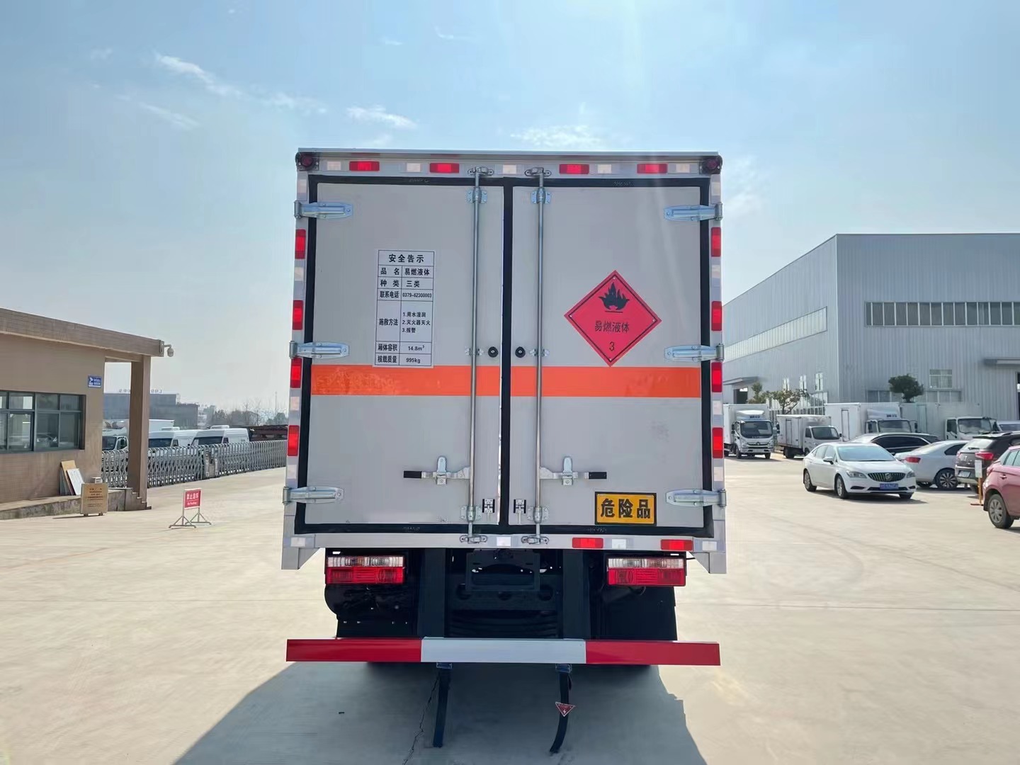 東風(fēng)多利卡藍(lán)牌液體廂式運(yùn)輸車