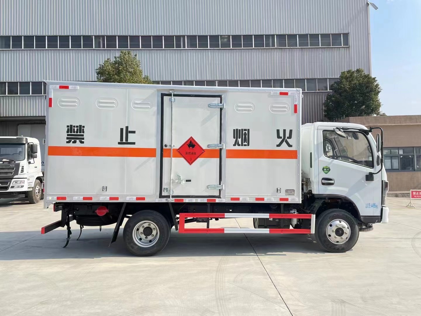 東風(fēng)多利卡藍(lán)牌液體廂式運(yùn)輸車