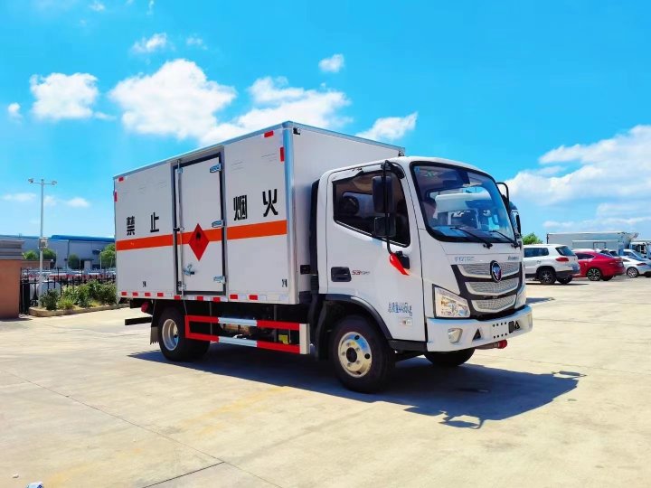 福田歐馬可4.1米易燃液體廂式運(yùn)輸車