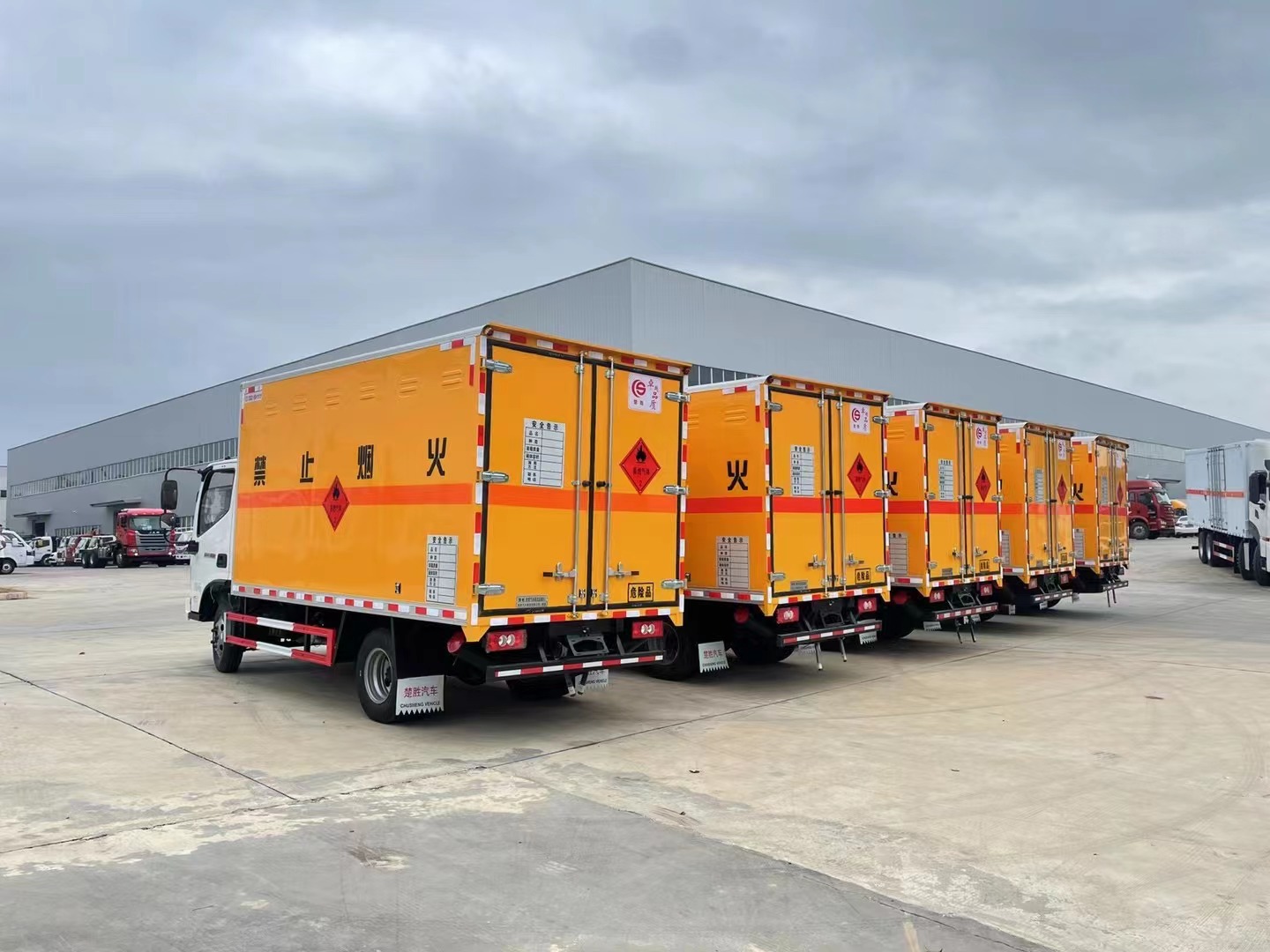 福田奧鈴藍牌4.1米（1噸）液體廂式運輸車