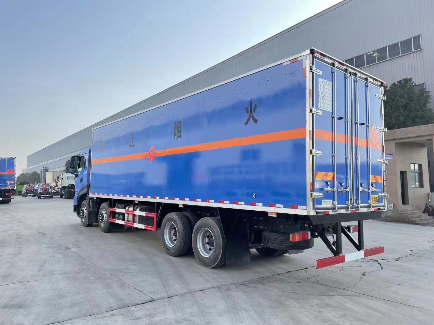 東風天龍9.4米易燃液體廂式車/甲醇廂式運輸車