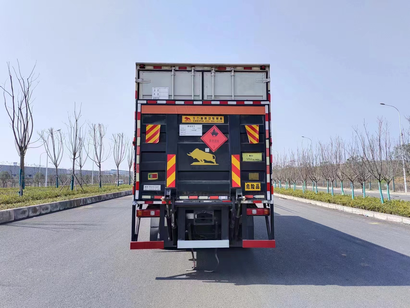 陜汽德龍M3000易燃液體廂式運輸車