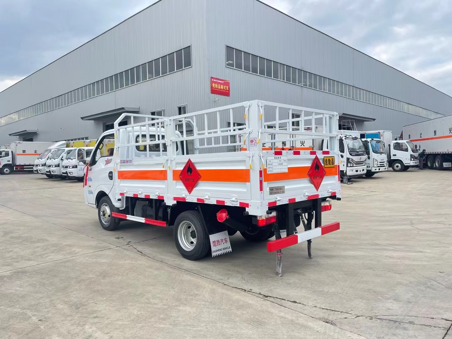 東風途逸柴油版3.8米氣瓶運輸車