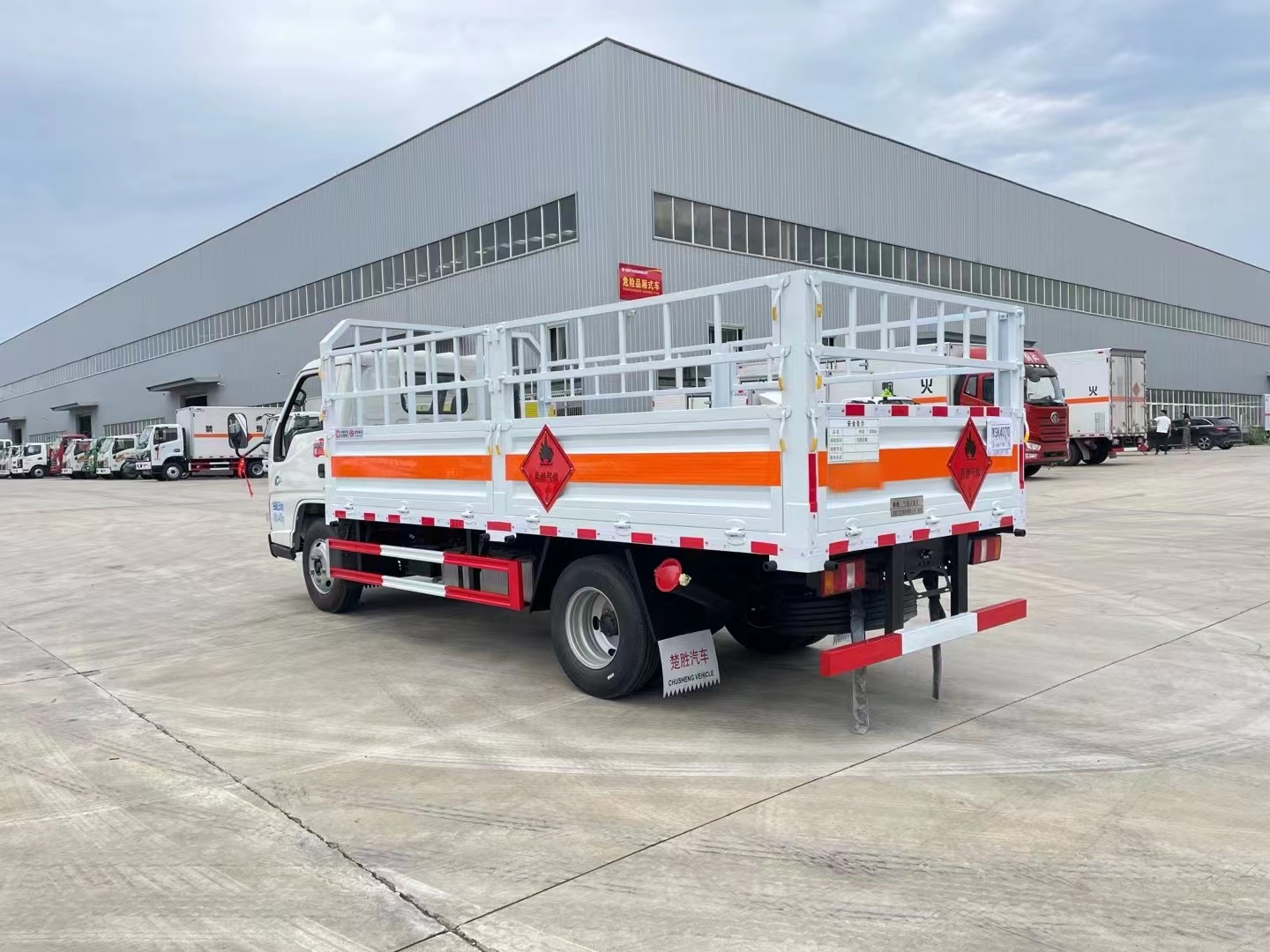 國(guó)六江鈴順達(dá)藍(lán)牌4.15米氣瓶運(yùn)輸車