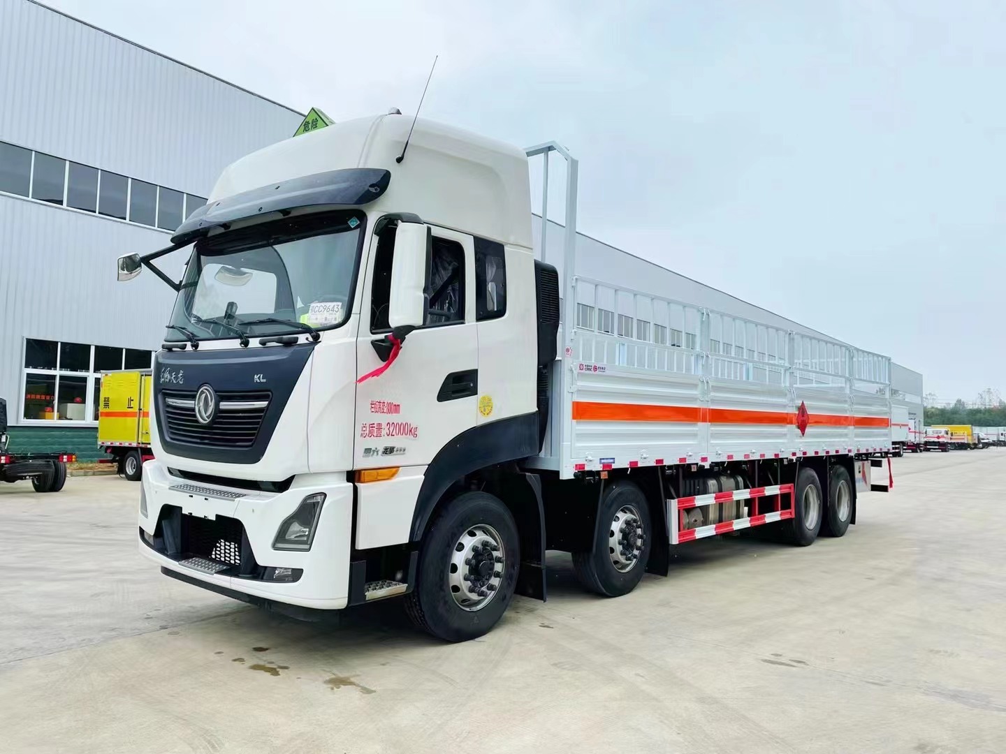 9米6氣瓶運(yùn)輸車/天龍氣瓶車/前四后八危險品倉欄車