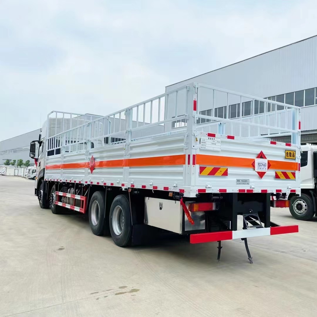 9米6氣瓶運(yùn)輸車/天龍氣瓶車/前四后八危險品倉欄車