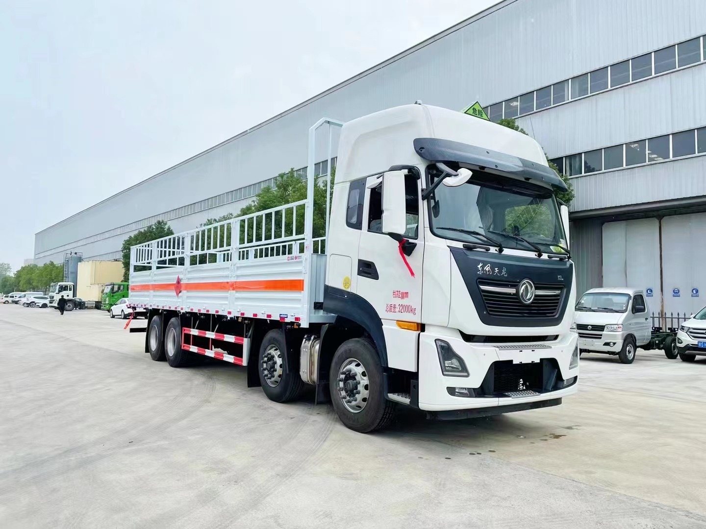 9米6氣瓶運(yùn)輸車/天龍氣瓶車/前四后八危險品倉欄車