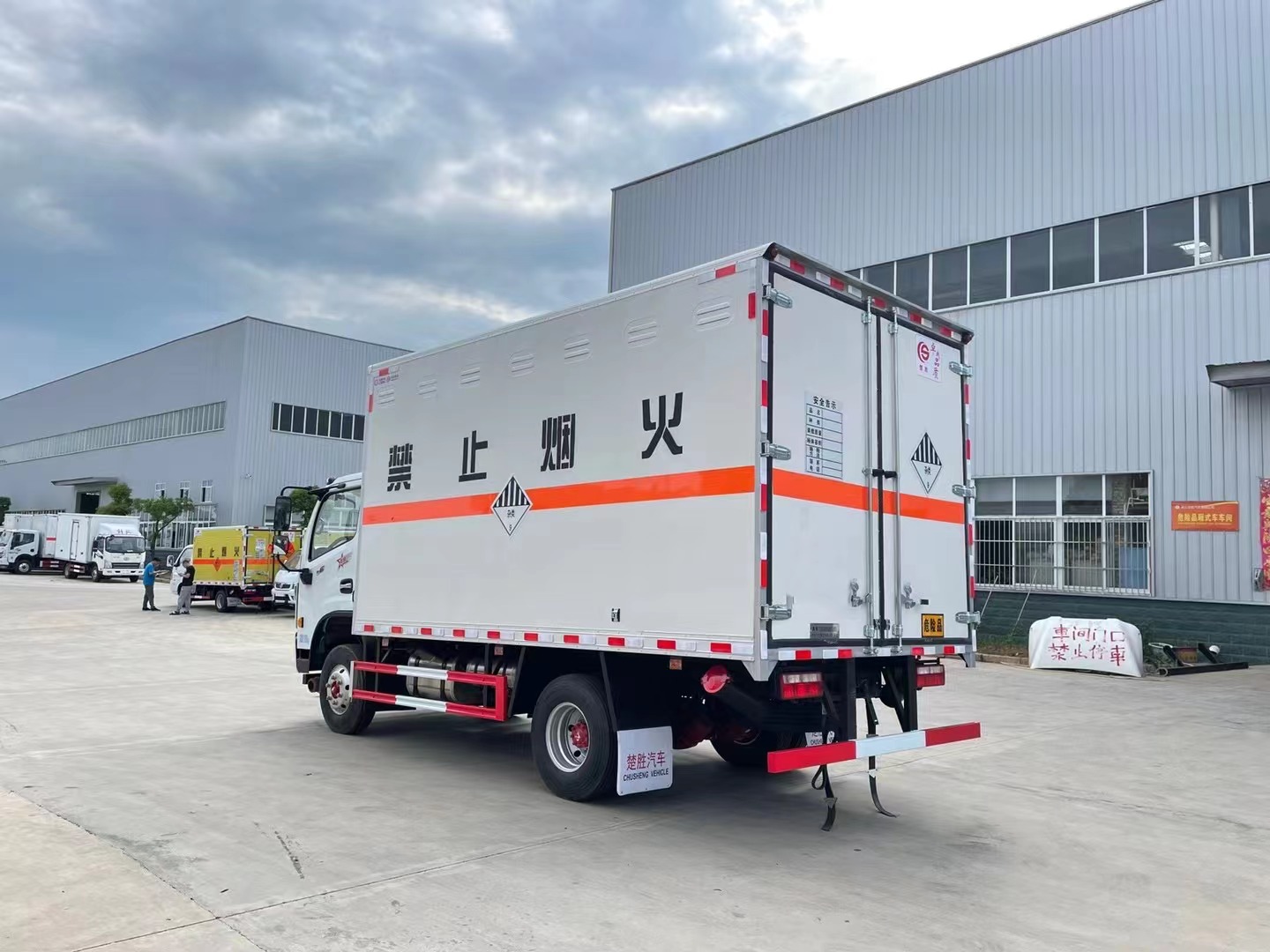 東風5噸廢礦物油運輸車