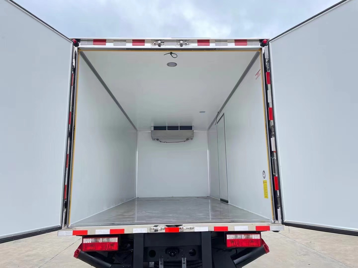 東風5.2米雜項廂式車