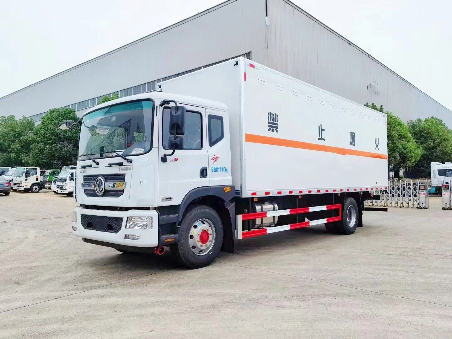 東風(fēng)多利卡10噸廢電池廢機(jī)油運(yùn)輸車