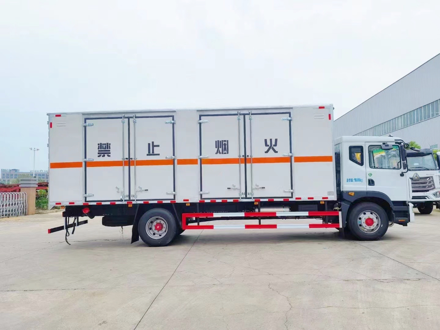 東風(fēng)多利卡10噸廢電池廢機(jī)油運(yùn)輸車