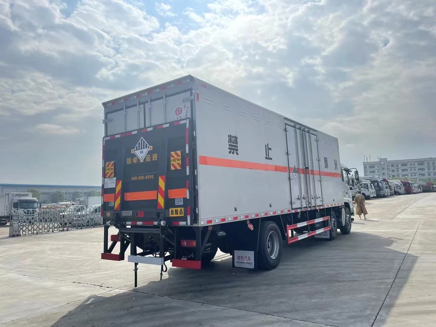 東風(fēng)天錦8.6米九類危險(xiǎn)品廂式車