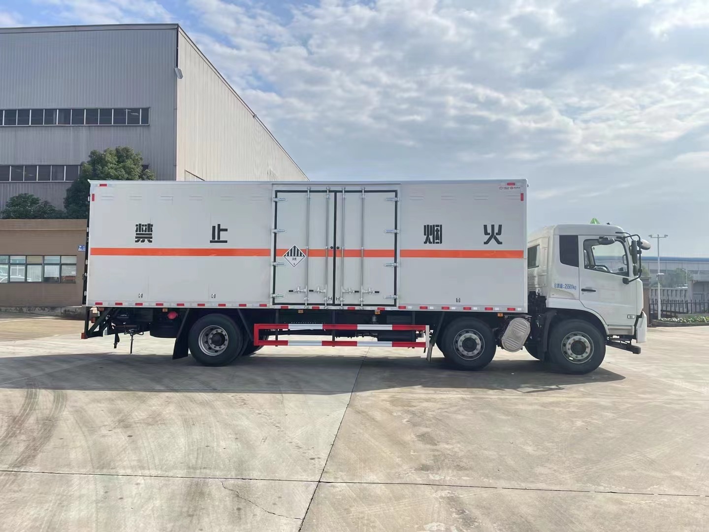 東風(fēng)天錦8.6米九類危險(xiǎn)品廂式車