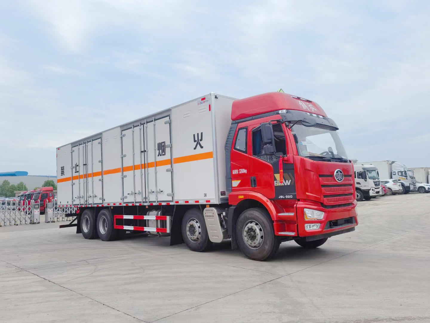 解放前四后八9.6米危貨車