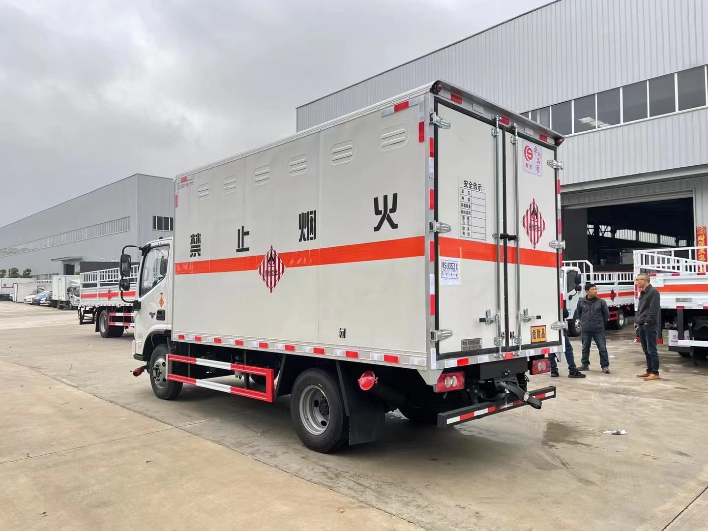 福田歐馬可藍(lán)牌易燃固體廂式運輸車