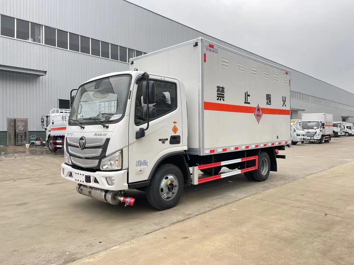 福田歐馬可藍(lán)牌易燃固體廂式運輸車