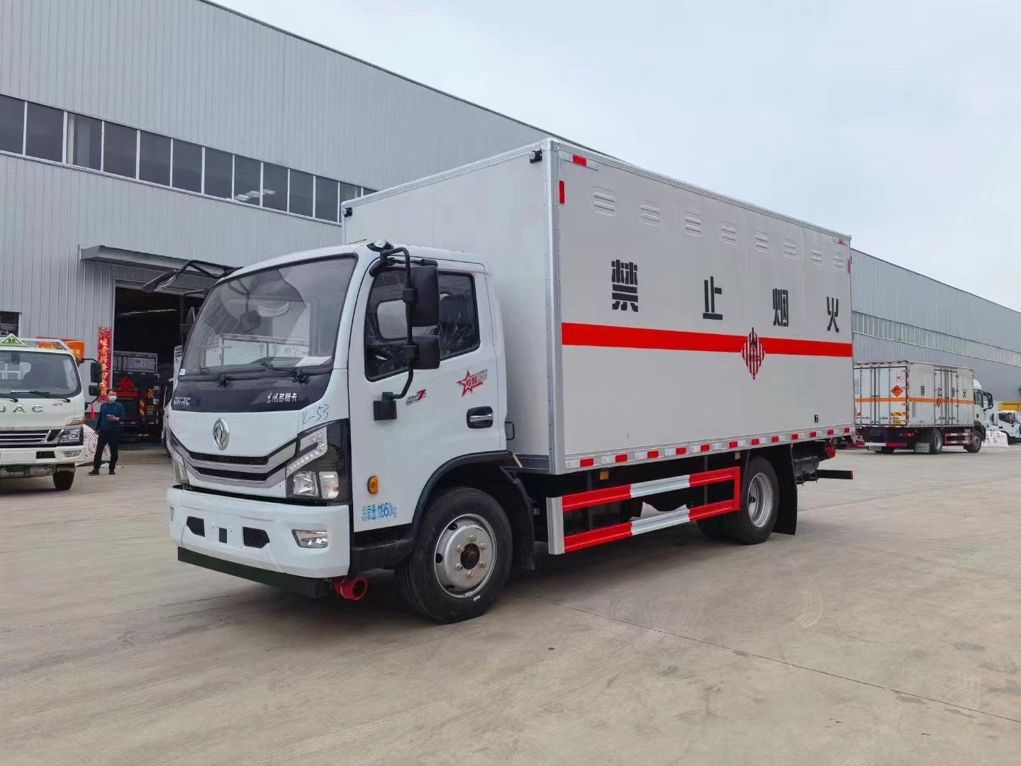 東風(fēng)多利卡（5.2米）7.2噸易燃固體廂式運輸車