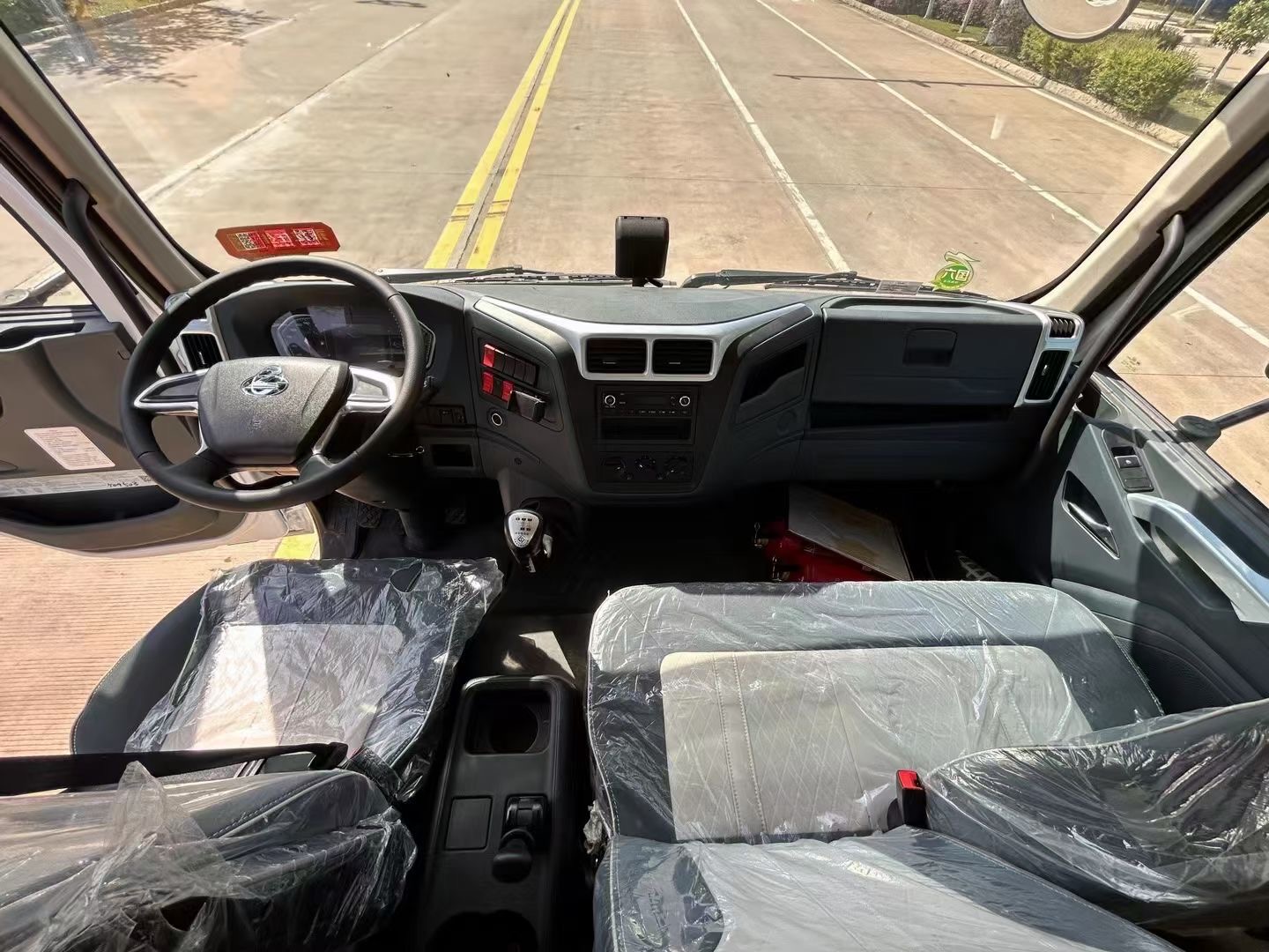 柳汽乘龍6.8米雜項危險物品廂式車