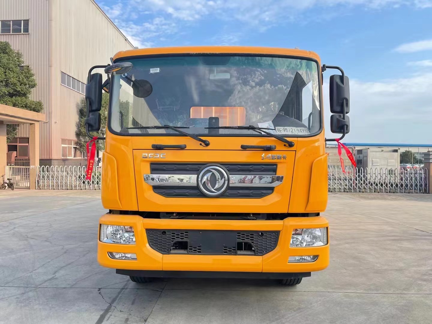 東風(fēng)多利卡7.6米氣體廂式車(chē)