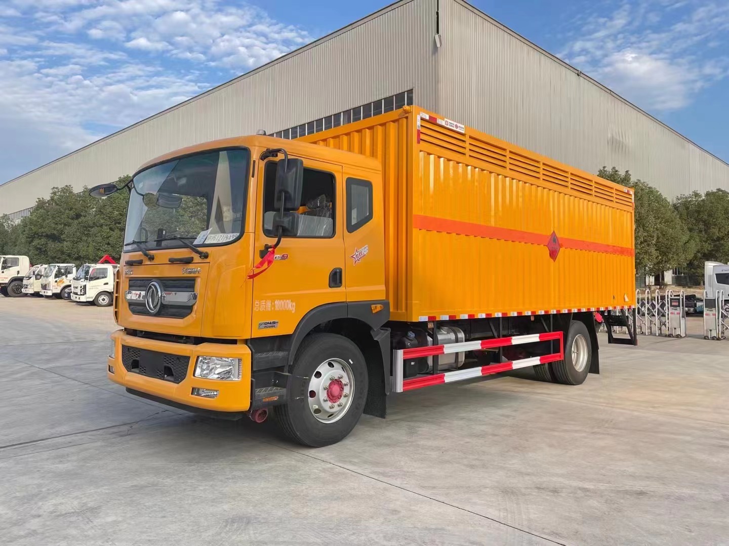 東風(fēng)多利卡7.6米氣體廂式車(chē)