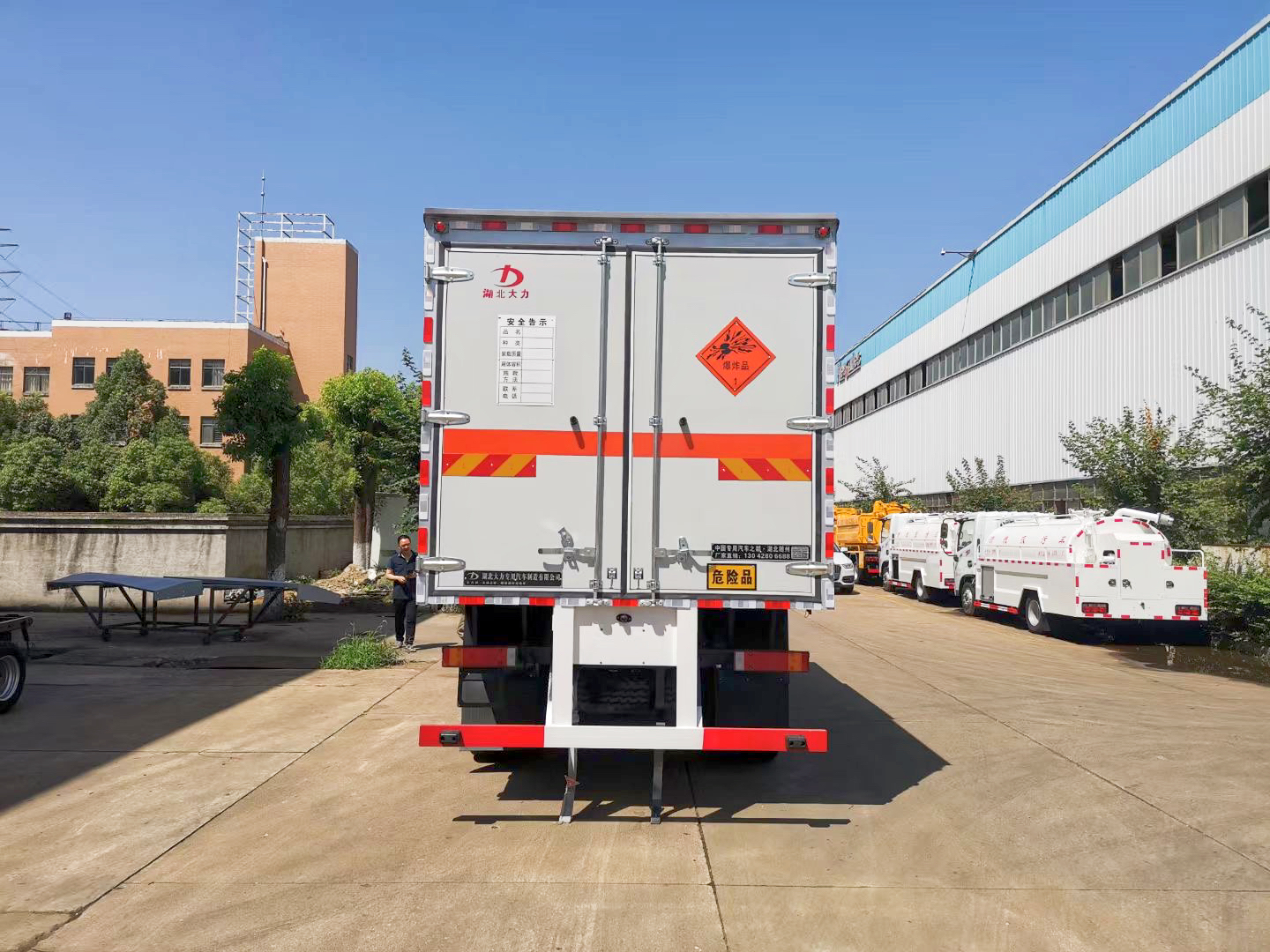 5.1米四驅(qū)爆破器材運輸車