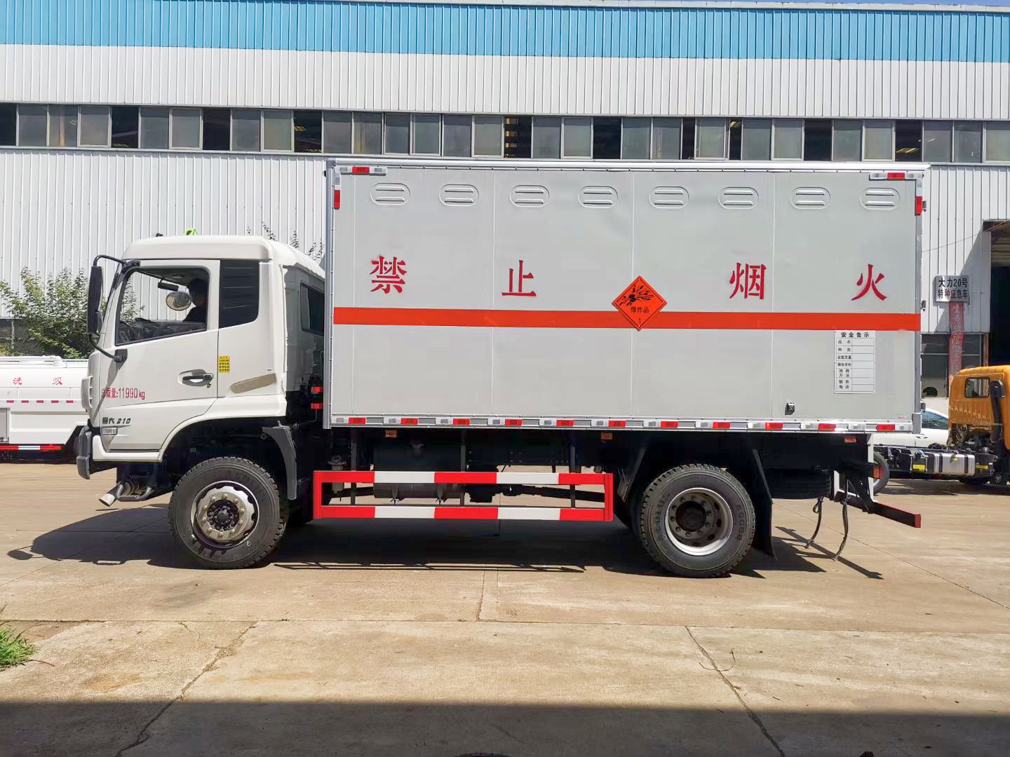 5.1米四驅(qū)爆破器材運輸車