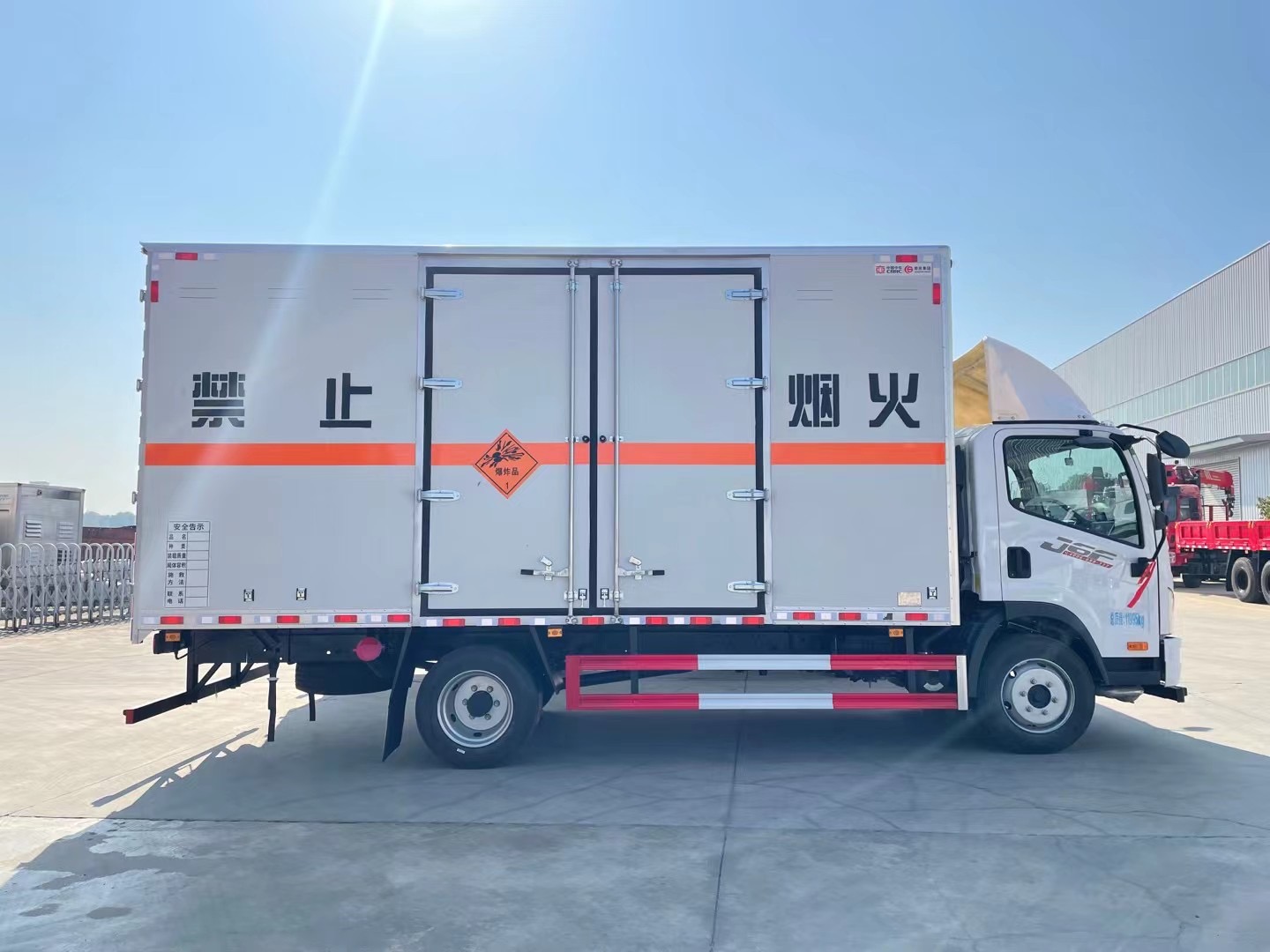 解放5.5米煙花爆竹運(yùn)輸車(chē)